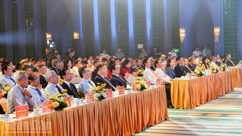 Tỉnh An Giang trao quyết định chấp thuận chủ trương đầu tư cho 19 dự án với tổng vốn gần 67.000 tỷ đồng Tỉnh An Giang trao quyết định chấp thuận chủ trương đầu tư cho 19 dự án với tổng vốn gần 67.000 tỷ đồng