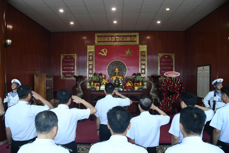 Tình cảm của Bác Hồ với bộ đội Hải quân Tình cảm của Bác Hồ với bộ đội Hải quân