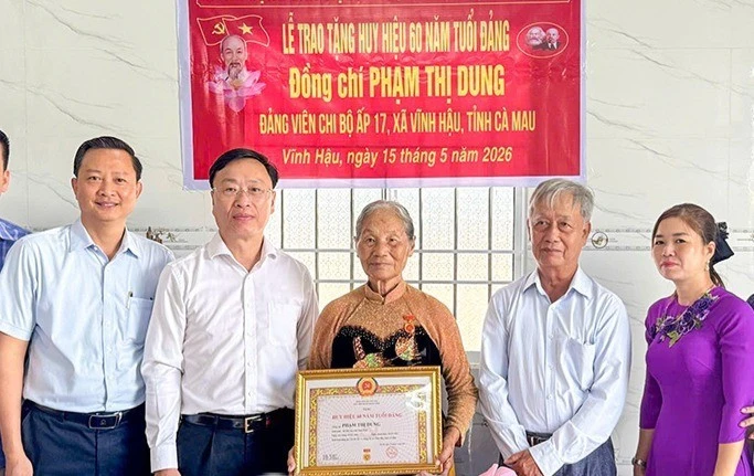 Tỉnh ủy Cà Mau tổ chức trao Huy hiệu Đảng tặng các đảng viên lão thành Tỉnh ủy Cà Mau tổ chức trao Huy hiệu Đảng tặng các đảng viên lão thành