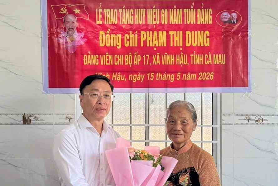Tỉnh ủy Cà Mau tổ chức trao Huy hiệu Đảng tặng các đảng viên lão thành Tỉnh ủy Cà Mau tổ chức trao Huy hiệu Đảng tặng các đảng viên lão thành