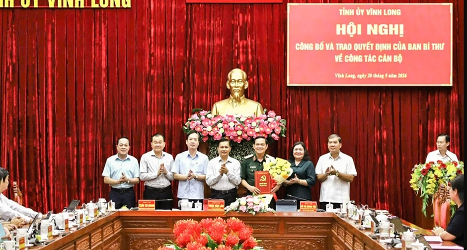 Tỉnh ủy Vĩnh Long công bố và trao Quyết định của Ban Bí thư về công tác cán bộ Tỉnh ủy Vĩnh Long công bố và trao Quyết định của Ban Bí thư về công tác cán bộ