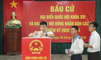Tổ bầu cử trực tiếp mang hòm phiếu đến từng khu giam giữ để thực hiện bầu cử