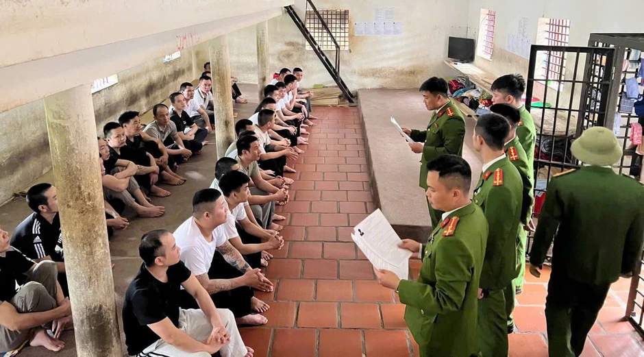 Tổ bầu cử trực tiếp mang hòm phiếu đến từng khu giam giữ để thực hiện bầu cử Tổ bầu cử trực tiếp mang hòm phiếu đến từng khu giam giữ để thực hiện bầu cử