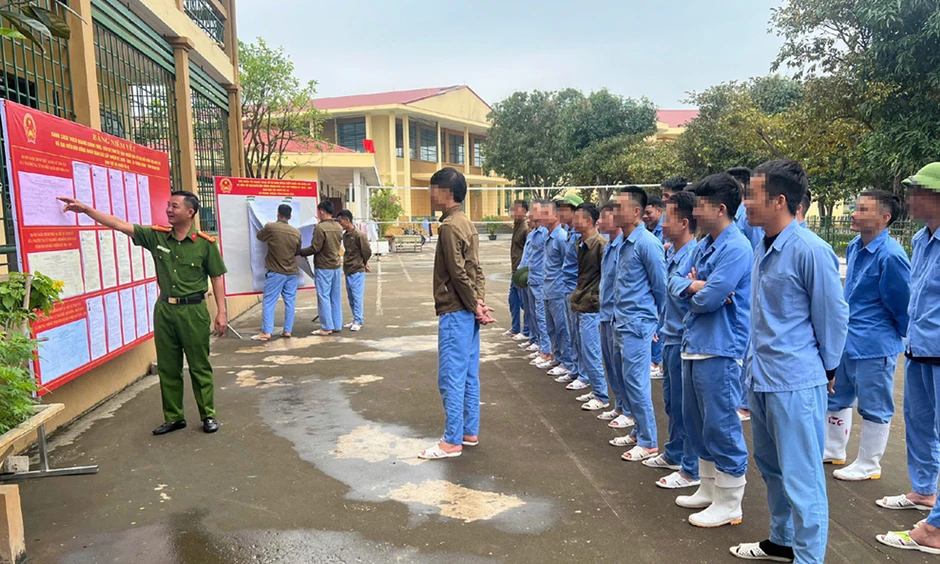 Tổ bầu cử trực tiếp mang hòm phiếu đến từng khu giam giữ để thực hiện bầu cử Tổ bầu cử trực tiếp mang hòm phiếu đến từng khu giam giữ để thực hiện bầu cử