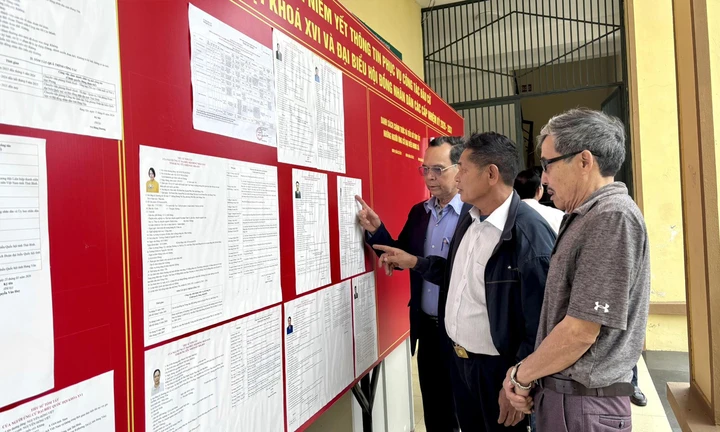 Tổ bầu cử trực tiếp mang hòm phiếu đến từng khu giam giữ để thực hiện bầu cử Tổ bầu cử trực tiếp mang hòm phiếu đến từng khu giam giữ để thực hiện bầu cử