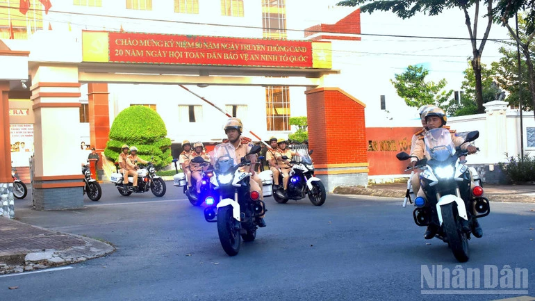 Tỏa sáng “sắc phục màu nắng” vùng sông nước Cà Mau Tỏa sáng “sắc phục màu nắng” vùng sông nước Cà Mau