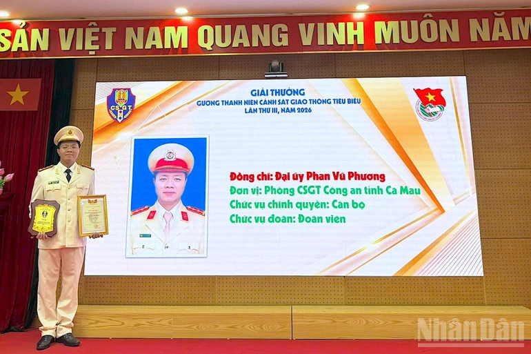 Tỏa sáng “sắc phục màu nắng” vùng sông nước Cà Mau Tỏa sáng “sắc phục màu nắng” vùng sông nước Cà Mau