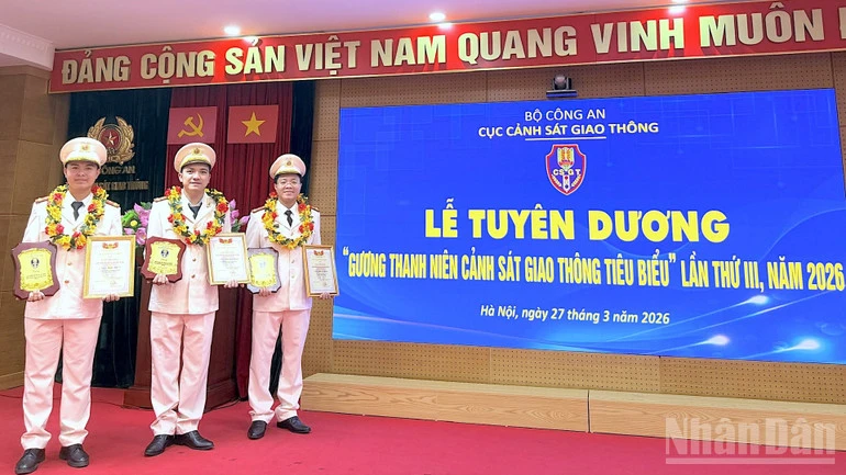 Tỏa sáng “sắc phục màu nắng” vùng sông nước Cà Mau Tỏa sáng “sắc phục màu nắng” vùng sông nước Cà Mau
