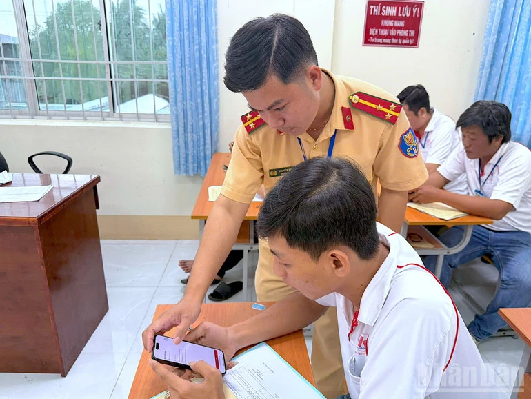 Tỏa sáng “sắc phục màu nắng” vùng sông nước Cà Mau Tỏa sáng “sắc phục màu nắng” vùng sông nước Cà Mau