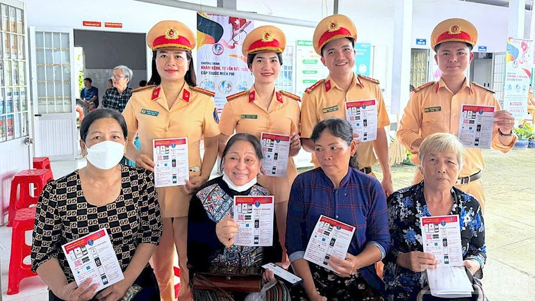 Tỏa sáng “sắc phục màu nắng” vùng sông nước Cà Mau Tỏa sáng “sắc phục màu nắng” vùng sông nước Cà Mau