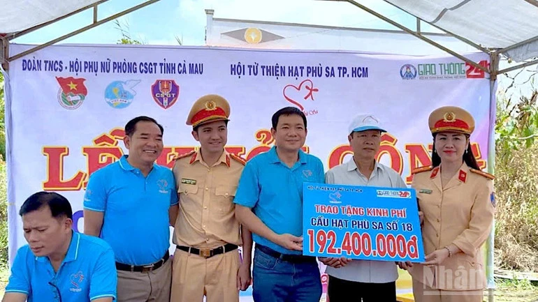 Tỏa sáng “sắc phục màu nắng” vùng sông nước Cà Mau Tỏa sáng “sắc phục màu nắng” vùng sông nước Cà Mau