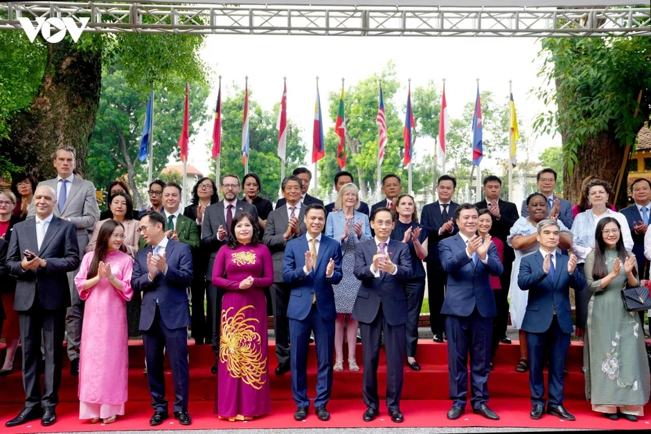 Toàn cảnh Lễ Thượng cờ kỷ niệm 59 năm Ngày thành lập ASEAN Toàn cảnh Lễ Thượng cờ kỷ niệm 59 năm Ngày thành lập ASEAN