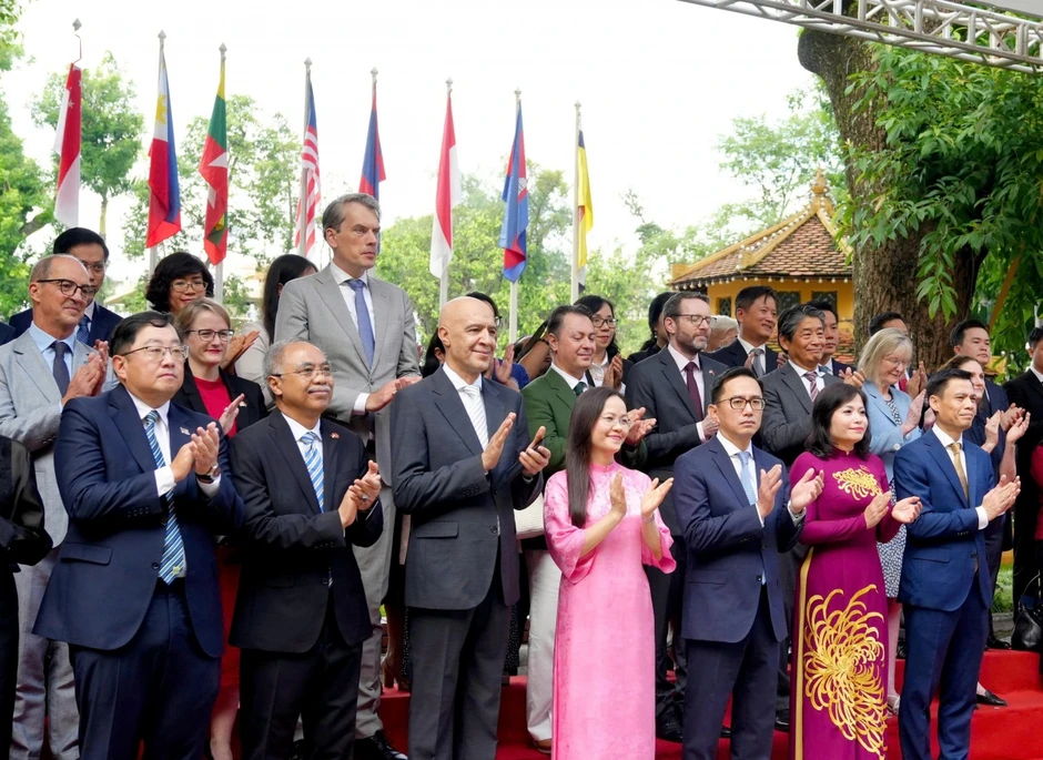 Toàn cảnh Lễ Thượng cờ kỷ niệm 59 năm Ngày thành lập ASEAN Toàn cảnh Lễ Thượng cờ kỷ niệm 59 năm Ngày thành lập ASEAN