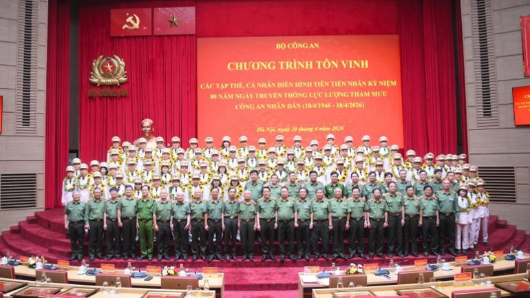 Tôn vinh 80 điển hình tiên tiến lực lượng Tham mưu Công an Tôn vinh 80 điển hình tiên tiến lực lượng Tham mưu Công an