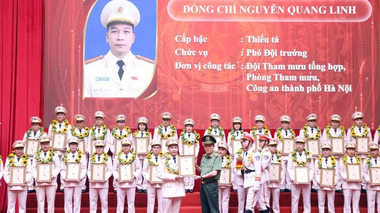 Tôn vinh 80 điển hình tiên tiến lực lượng Tham mưu Công an Tôn vinh 80 điển hình tiên tiến lực lượng Tham mưu Công an