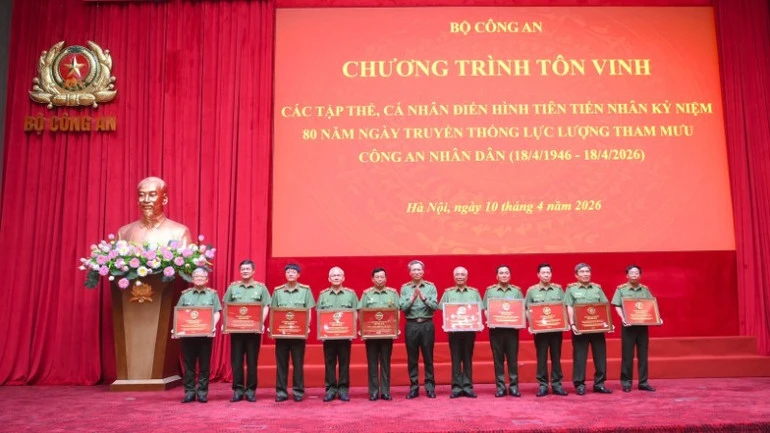 Tôn vinh 80 điển hình tiên tiến lực lượng Tham mưu Công an Tôn vinh 80 điển hình tiên tiến lực lượng Tham mưu Công an