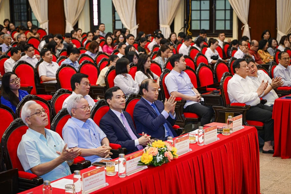 Tôn vinh những đóng góp cho khoa học, công nghệ và đổi mới sáng tạo Tôn vinh những đóng góp cho khoa học, công nghệ và đổi mới sáng tạo