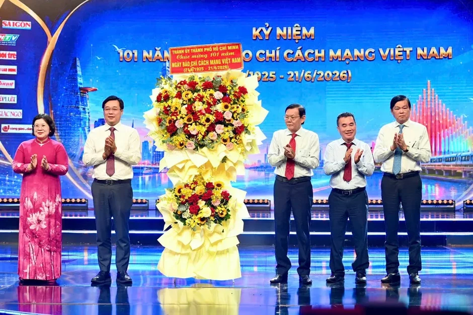 Tôn vinh những người làm báo đồng hành cùng sự phát triển của TPHCM Tôn vinh những người làm báo đồng hành cùng sự phát triển của TPHCM