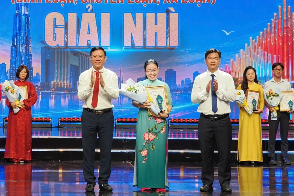 Tôn vinh những người làm báo đồng hành cùng sự phát triển của TPHCM Tôn vinh những người làm báo đồng hành cùng sự phát triển của TPHCM