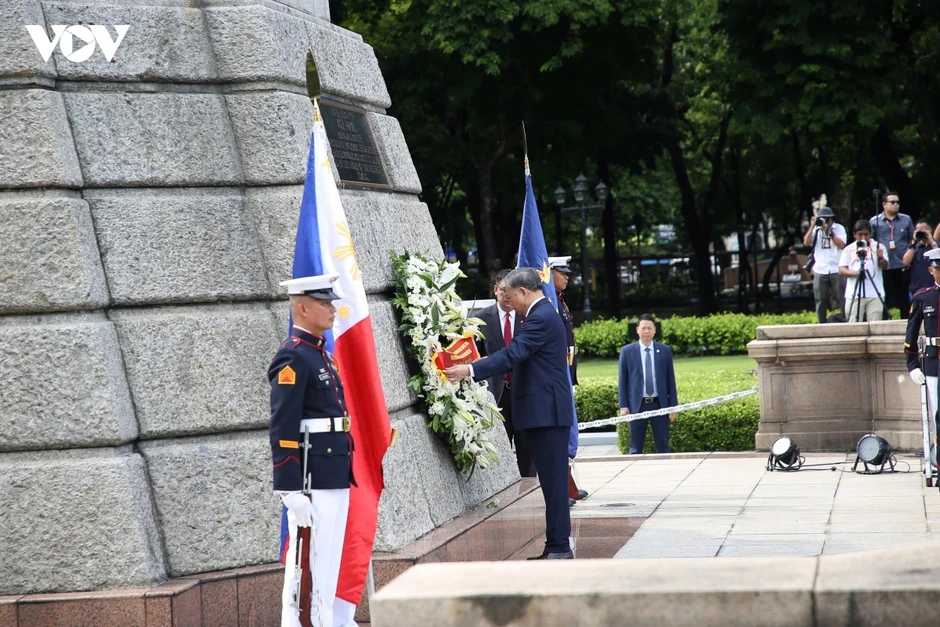 Tổng Bí thư, Chủ tịch nước dâng hoa tại Đài tưởng niệm anh hùng dân tộc Jose Rizal Tổng Bí thư, Chủ tịch nước dâng hoa tại Đài tưởng niệm anh hùng dân tộc Jose Rizal