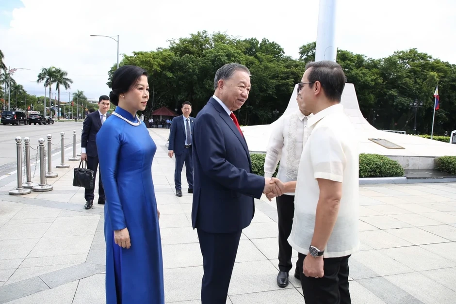 Tổng Bí thư, Chủ tịch nước dâng hoa tại Đài tưởng niệm anh hùng dân tộc Jose Rizal Tổng Bí thư, Chủ tịch nước dâng hoa tại Đài tưởng niệm anh hùng dân tộc Jose Rizal