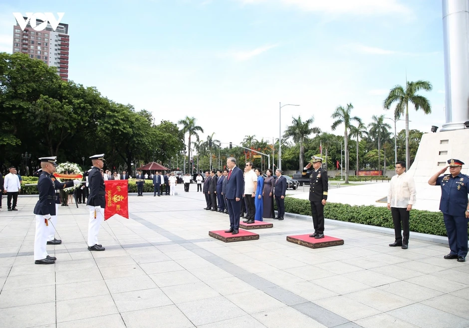 Tổng Bí thư, Chủ tịch nước dâng hoa tại Đài tưởng niệm anh hùng dân tộc Jose Rizal Tổng Bí thư, Chủ tịch nước dâng hoa tại Đài tưởng niệm anh hùng dân tộc Jose Rizal