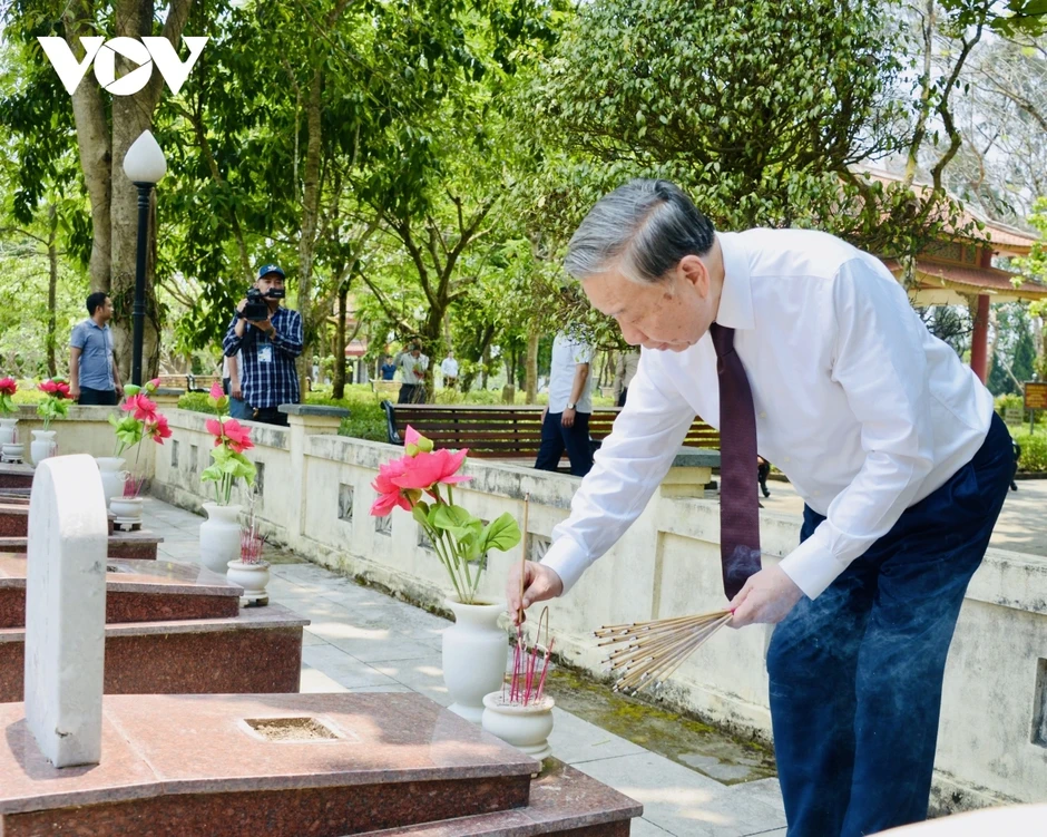 Tổng Bí thư, Chủ tịch nước dâng hương tưởng nhớ Đại tướng Võ Nguyên Giáp và các Anh hùng liệt sĩ Tổng Bí thư, Chủ tịch nước dâng hương tưởng nhớ Đại tướng Võ Nguyên Giáp và các Anh hùng liệt sĩ