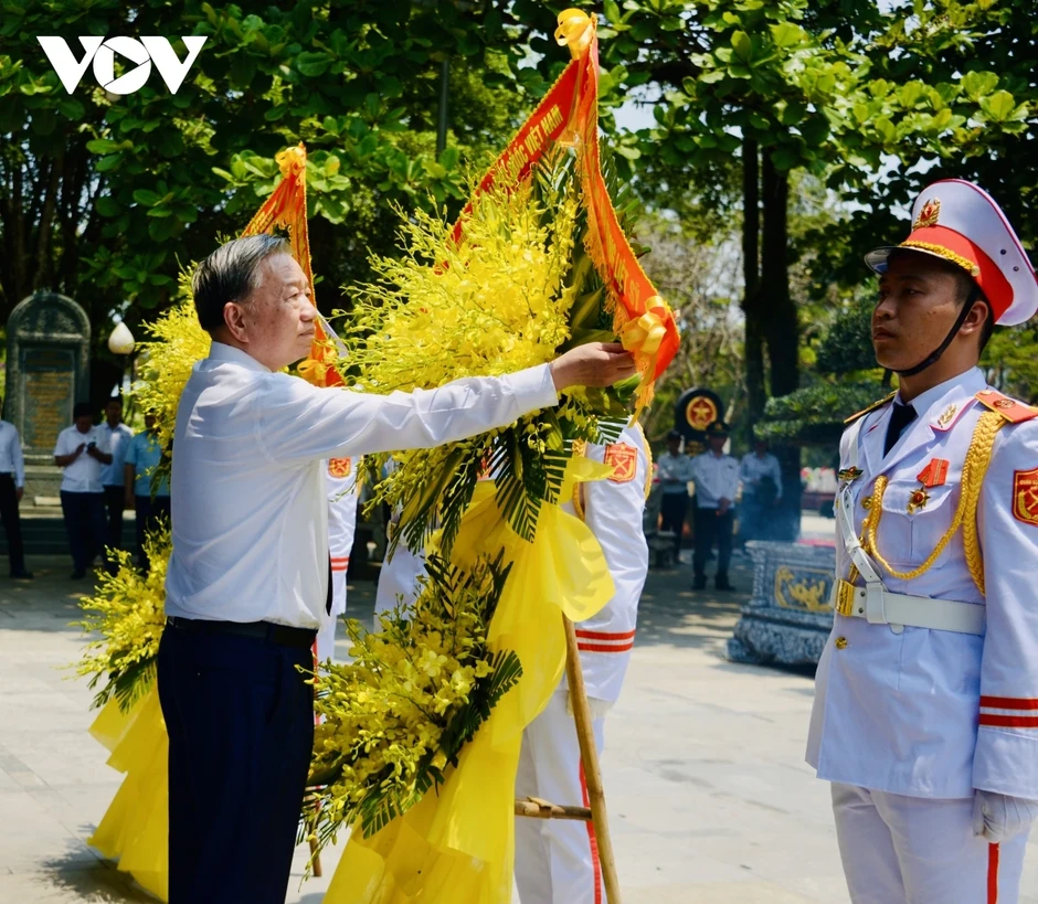Tổng Bí thư, Chủ tịch nước dâng hương tưởng nhớ Đại tướng Võ Nguyên Giáp và các Anh hùng liệt sĩ Tổng Bí thư, Chủ tịch nước dâng hương tưởng nhớ Đại tướng Võ Nguyên Giáp và các Anh hùng liệt sĩ
