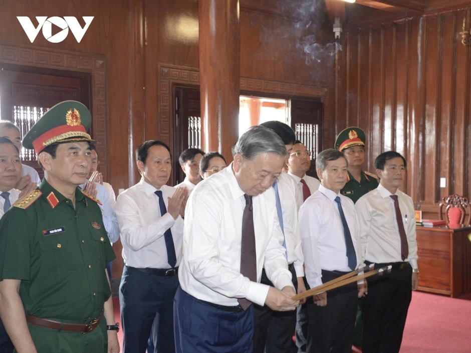 Tổng Bí thư, Chủ tịch nước dâng hương tưởng nhớ Đại tướng Võ Nguyên Giáp và các Anh hùng liệt sĩ Tổng Bí thư, Chủ tịch nước dâng hương tưởng nhớ Đại tướng Võ Nguyên Giáp và các Anh hùng liệt sĩ