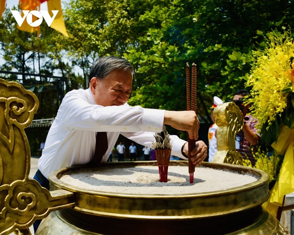 Tổng Bí thư, Chủ tịch nước dâng hương tưởng nhớ Đại tướng Võ Nguyên Giáp và các Anh hùng liệt sĩ Tổng Bí thư, Chủ tịch nước dâng hương tưởng nhớ Đại tướng Võ Nguyên Giáp và các Anh hùng liệt sĩ