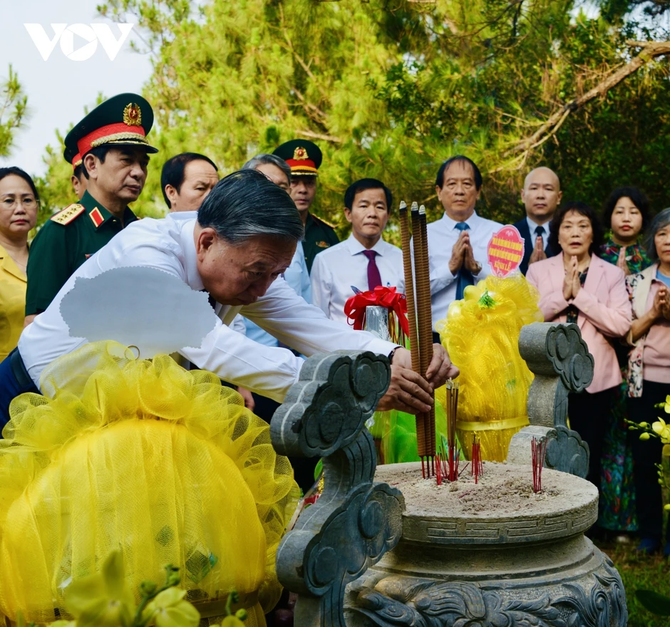 Tổng Bí thư, Chủ tịch nước dâng hương tưởng nhớ Đại tướng Võ Nguyên Giáp và các Anh hùng liệt sĩ Tổng Bí thư, Chủ tịch nước dâng hương tưởng nhớ Đại tướng Võ Nguyên Giáp và các Anh hùng liệt sĩ