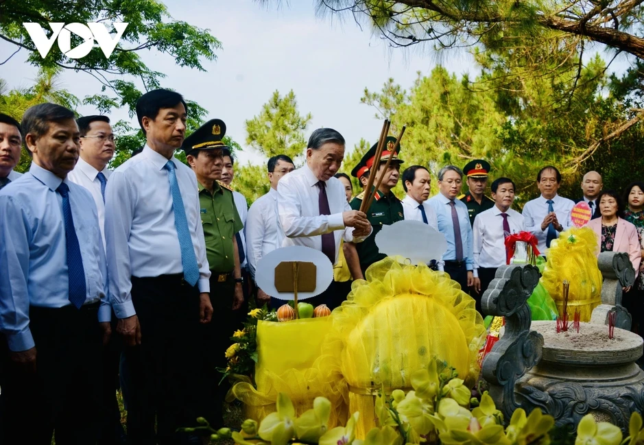 Tổng Bí thư, Chủ tịch nước dâng hương tưởng nhớ Đại tướng Võ Nguyên Giáp và các Anh hùng liệt sĩ Tổng Bí thư, Chủ tịch nước dâng hương tưởng nhớ Đại tướng Võ Nguyên Giáp và các Anh hùng liệt sĩ