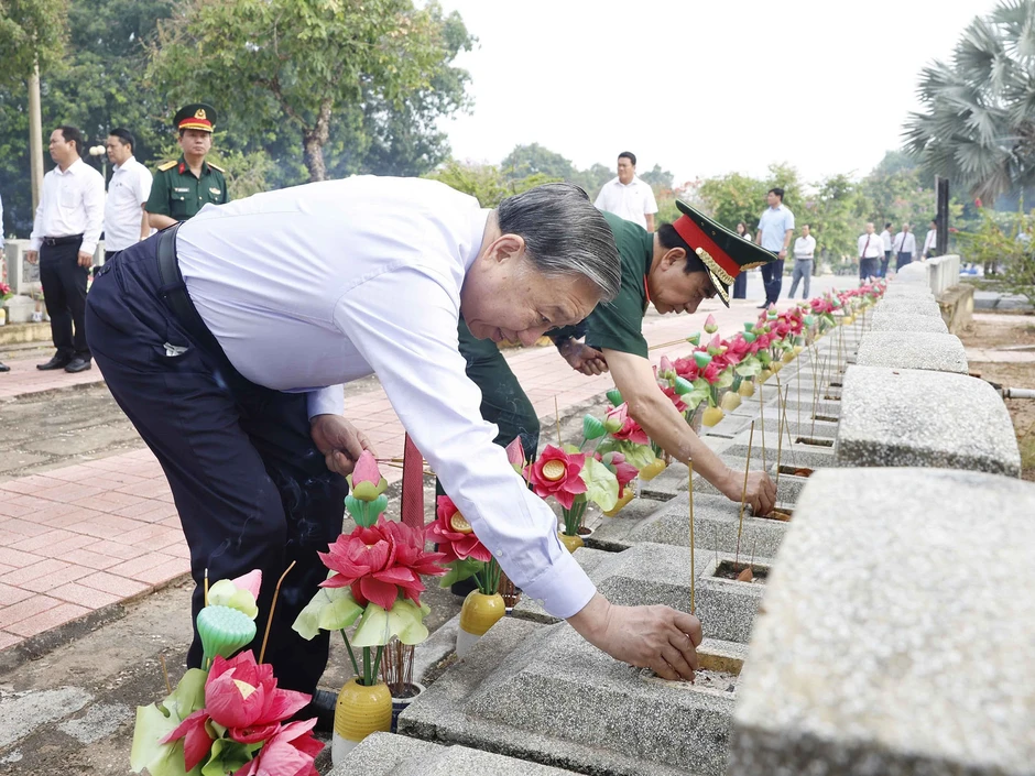 Tổng Bí thư, Chủ tịch nước dâng hương tưởng niệm các Anh hùng liệt sĩ ở Tây Ninh Tổng Bí thư, Chủ tịch nước dâng hương tưởng niệm các Anh hùng liệt sĩ ở Tây Ninh