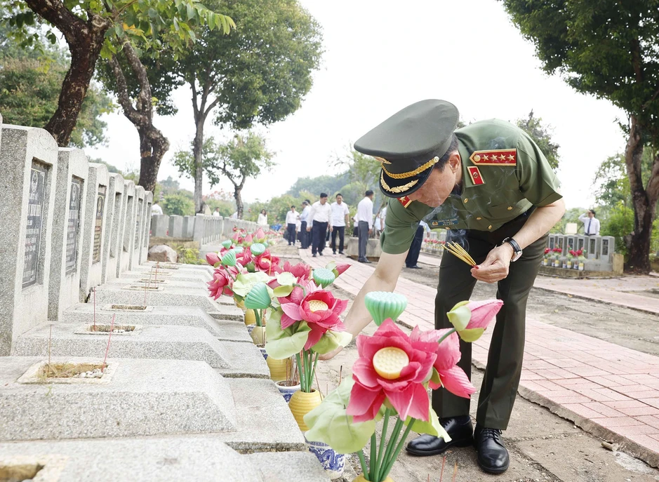Tổng Bí thư, Chủ tịch nước dâng hương tưởng niệm các Anh hùng liệt sĩ ở Tây Ninh Tổng Bí thư, Chủ tịch nước dâng hương tưởng niệm các Anh hùng liệt sĩ ở Tây Ninh