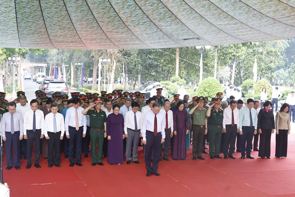 Tổng Bí thư, Chủ tịch nước dâng hương tưởng niệm các Anh hùng liệt sĩ ở Tây Ninh Tổng Bí thư, Chủ tịch nước dâng hương tưởng niệm các Anh hùng liệt sĩ ở Tây Ninh