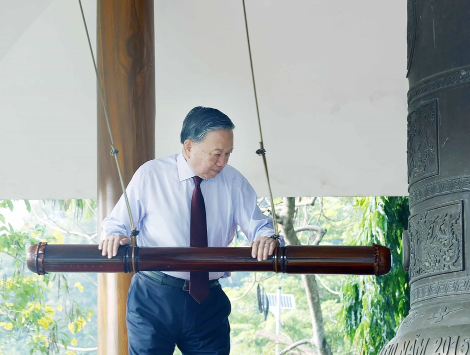 Tổng Bí thư, Chủ tịch nước dâng hương tưởng niệm các Anh hùng liệt sĩ ở Tây Ninh Tổng Bí thư, Chủ tịch nước dâng hương tưởng niệm các Anh hùng liệt sĩ ở Tây Ninh