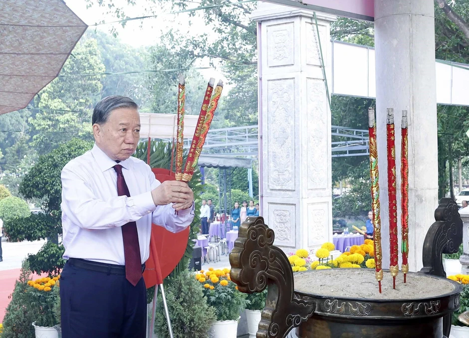 Tổng Bí thư, Chủ tịch nước dâng hương tưởng niệm các Anh hùng liệt sĩ ở Tây Ninh Tổng Bí thư, Chủ tịch nước dâng hương tưởng niệm các Anh hùng liệt sĩ ở Tây Ninh