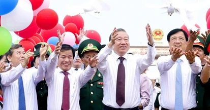 Tổng Bí thư, Chủ tịch nước dự lễ thượng cờ, thả chim bồ câu ở Hiền Lương
