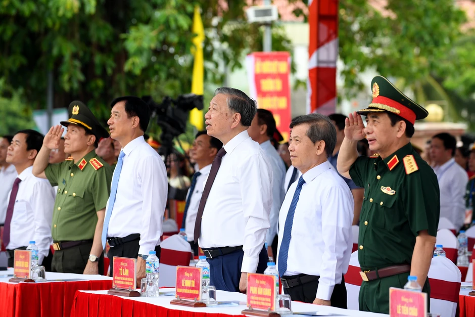 Tổng Bí thư, Chủ tịch nước dự lễ thượng cờ, thả chim bồ câu ở Hiền Lương Tổng Bí thư, Chủ tịch nước dự lễ thượng cờ, thả chim bồ câu ở Hiền Lương
