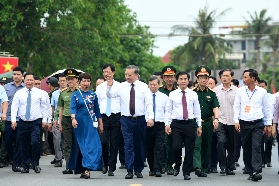Tổng Bí thư, Chủ tịch nước dự lễ thượng cờ, thả chim bồ câu ở Hiền Lương Tổng Bí thư, Chủ tịch nước dự lễ thượng cờ, thả chim bồ câu ở Hiền Lương