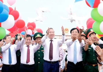 Tổng Bí thư, Chủ tịch nước dự Lễ thượng cờ 'Thống nhất non sông' tại Quảng Trị