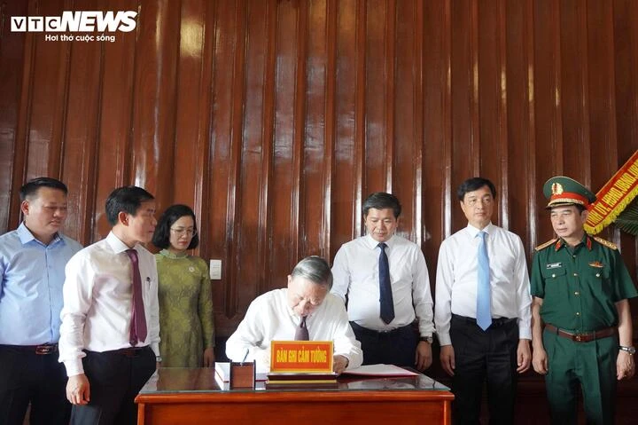 Tổng Bí thư, Chủ tịch nước dự Lễ thượng cờ 'Thống nhất non sông' tại Quảng Trị Tổng Bí thư, Chủ tịch nước dự Lễ thượng cờ 'Thống nhất non sông' tại Quảng Trị