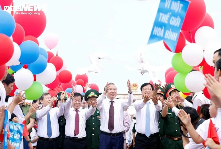 Tổng Bí thư, Chủ tịch nước dự Lễ thượng cờ 'Thống nhất non sông' tại Quảng Trị Tổng Bí thư, Chủ tịch nước dự Lễ thượng cờ 'Thống nhất non sông' tại Quảng Trị