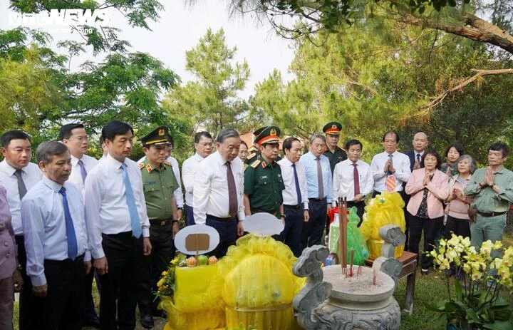 Tổng Bí thư, Chủ tịch nước dự Lễ thượng cờ 'Thống nhất non sông' tại Quảng Trị Tổng Bí thư, Chủ tịch nước dự Lễ thượng cờ 'Thống nhất non sông' tại Quảng Trị