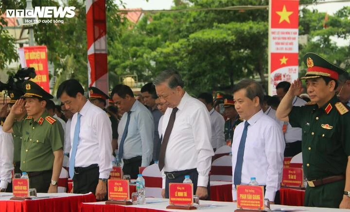 Tổng Bí thư, Chủ tịch nước dự Lễ thượng cờ 'Thống nhất non sông' tại Quảng Trị Tổng Bí thư, Chủ tịch nước dự Lễ thượng cờ 'Thống nhất non sông' tại Quảng Trị