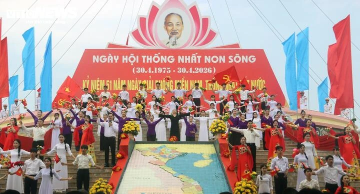 Tổng Bí thư, Chủ tịch nước dự Lễ thượng cờ 'Thống nhất non sông' tại Quảng Trị Tổng Bí thư, Chủ tịch nước dự Lễ thượng cờ 'Thống nhất non sông' tại Quảng Trị