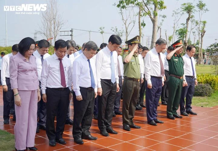 Tổng Bí thư, Chủ tịch nước dự Lễ thượng cờ 'Thống nhất non sông' tại Quảng Trị Tổng Bí thư, Chủ tịch nước dự Lễ thượng cờ 'Thống nhất non sông' tại Quảng Trị