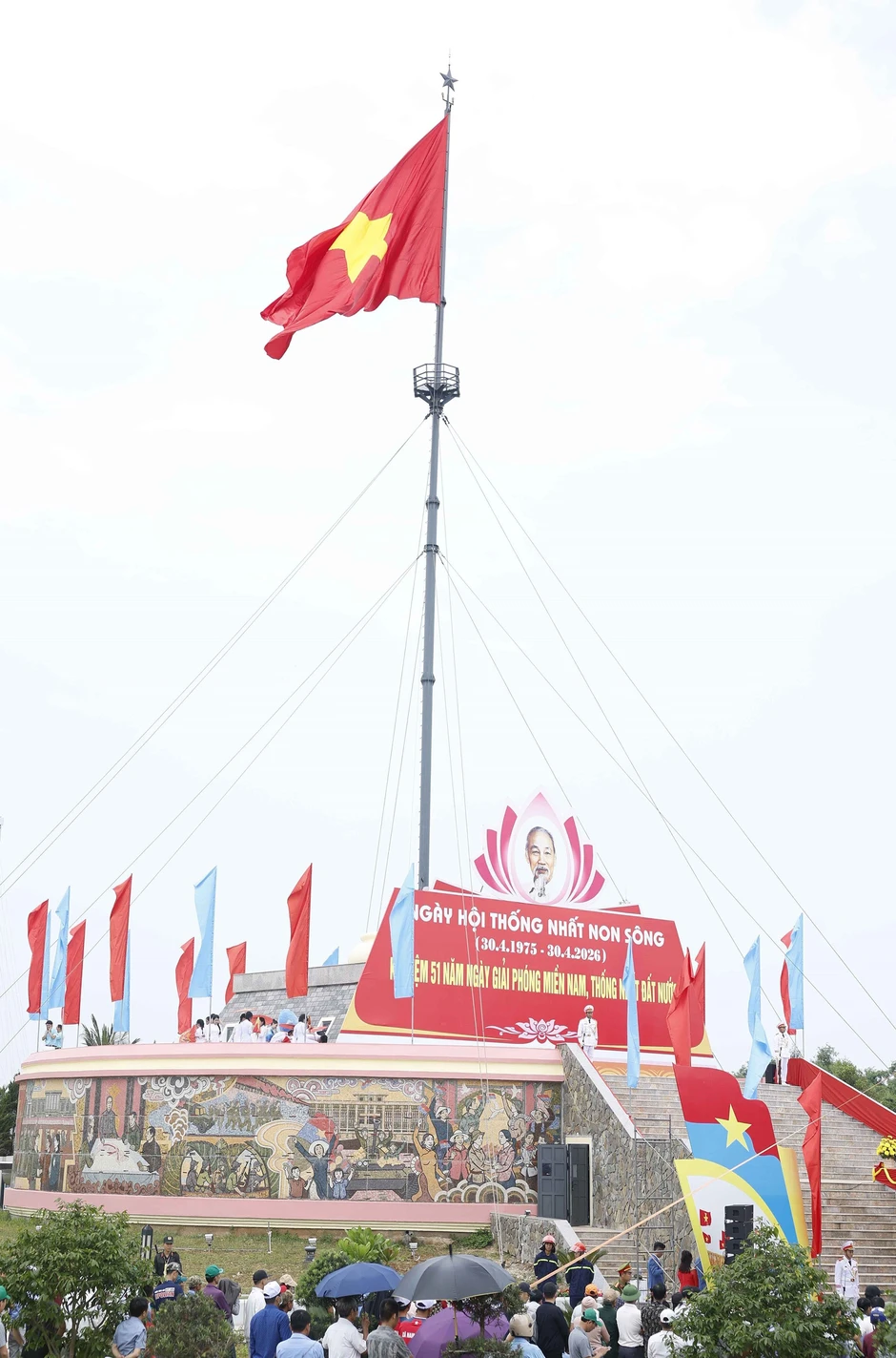 Tổng Bí thư, Chủ tịch nước dự lễ thượng cờ 'Thống nhất non sông' Tổng Bí thư, Chủ tịch nước dự lễ thượng cờ 'Thống nhất non sông'