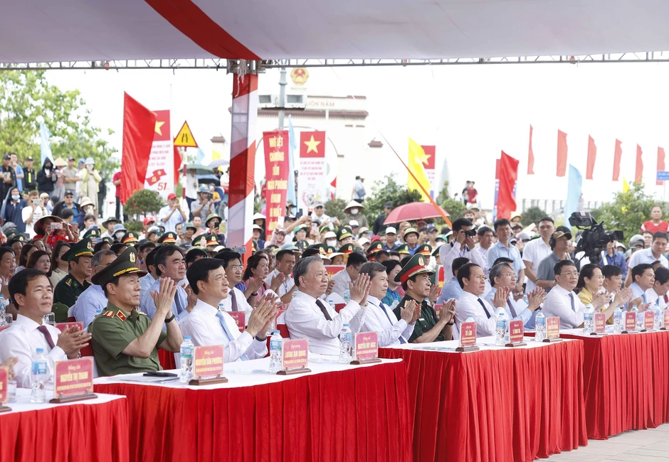 Tổng Bí thư, Chủ tịch nước dự lễ thượng cờ 'Thống nhất non sông' Tổng Bí thư, Chủ tịch nước dự lễ thượng cờ 'Thống nhất non sông'