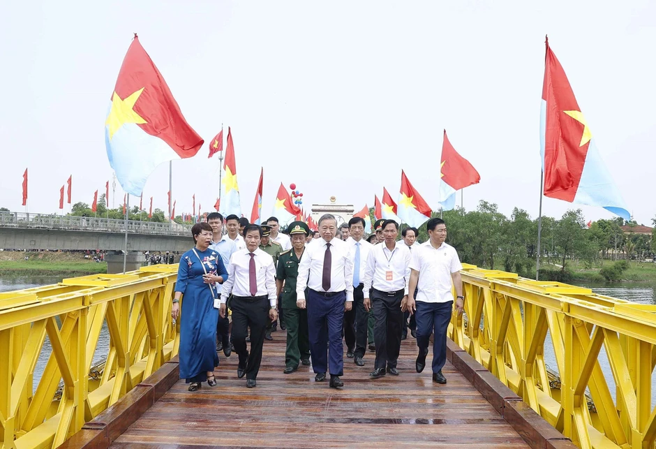 Tổng Bí thư, Chủ tịch nước dự lễ thượng cờ 'Thống nhất non sông' Tổng Bí thư, Chủ tịch nước dự lễ thượng cờ 'Thống nhất non sông'